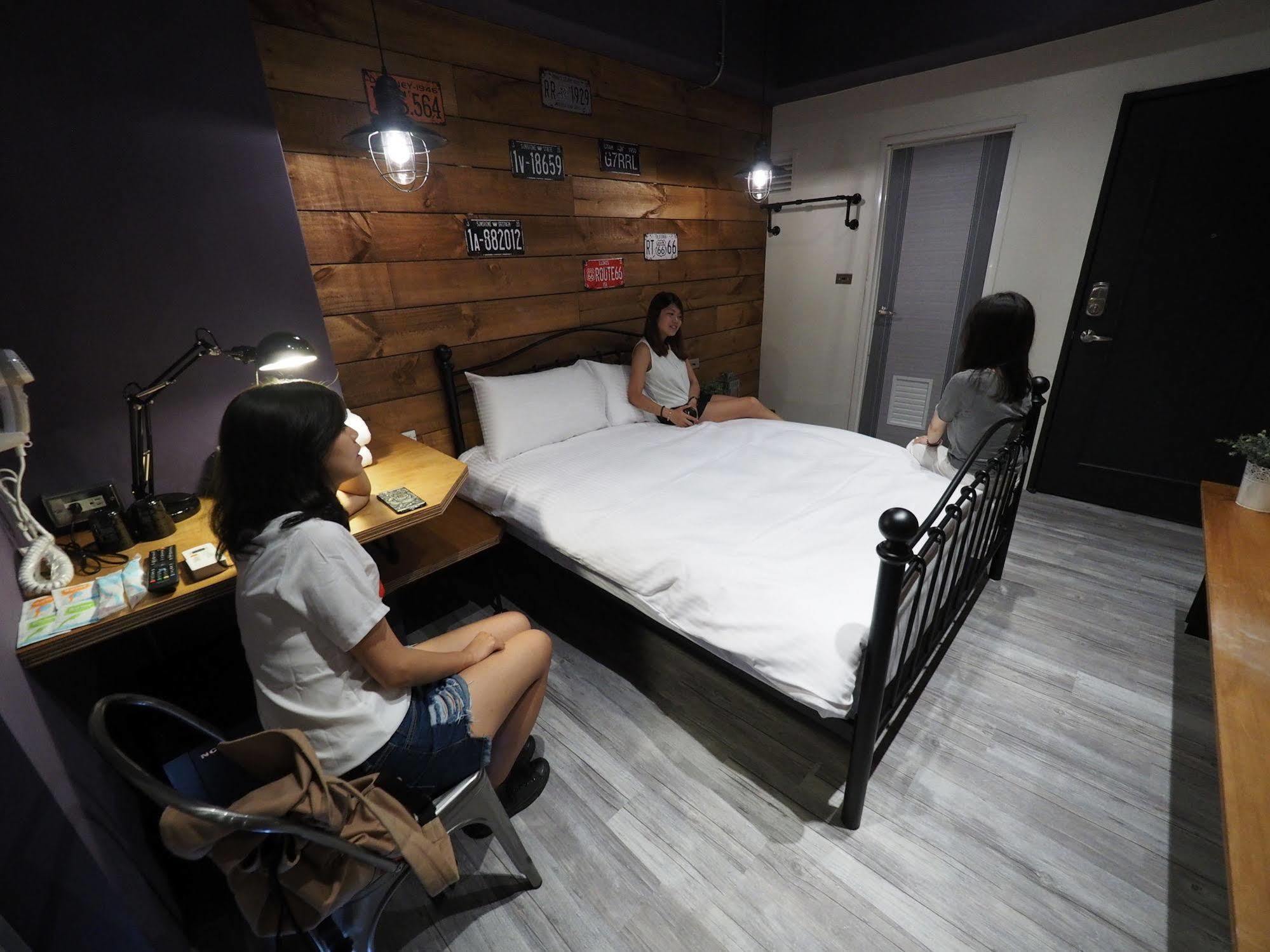 Loft Hostel Fengjia Taichung Exterior foto
